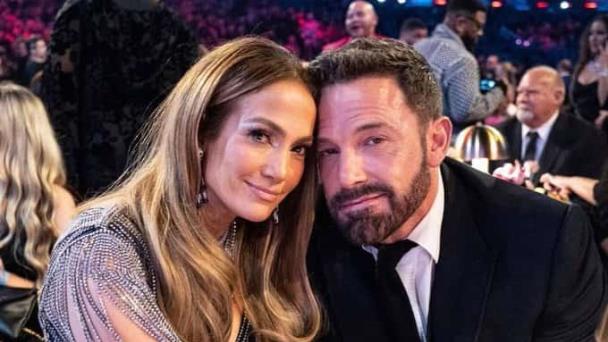 ¿Qué le pasa a Ben Affleck? El actor se hace viral por su cara de aburrimiento durante los Grammy