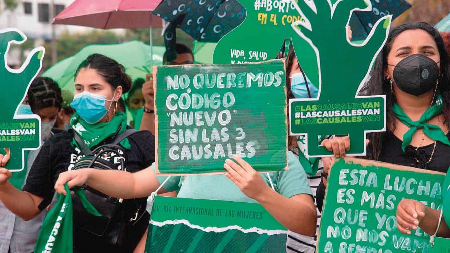 Precandidato presidencial de Alianza País asegura urge aprobar tres causales del aborto