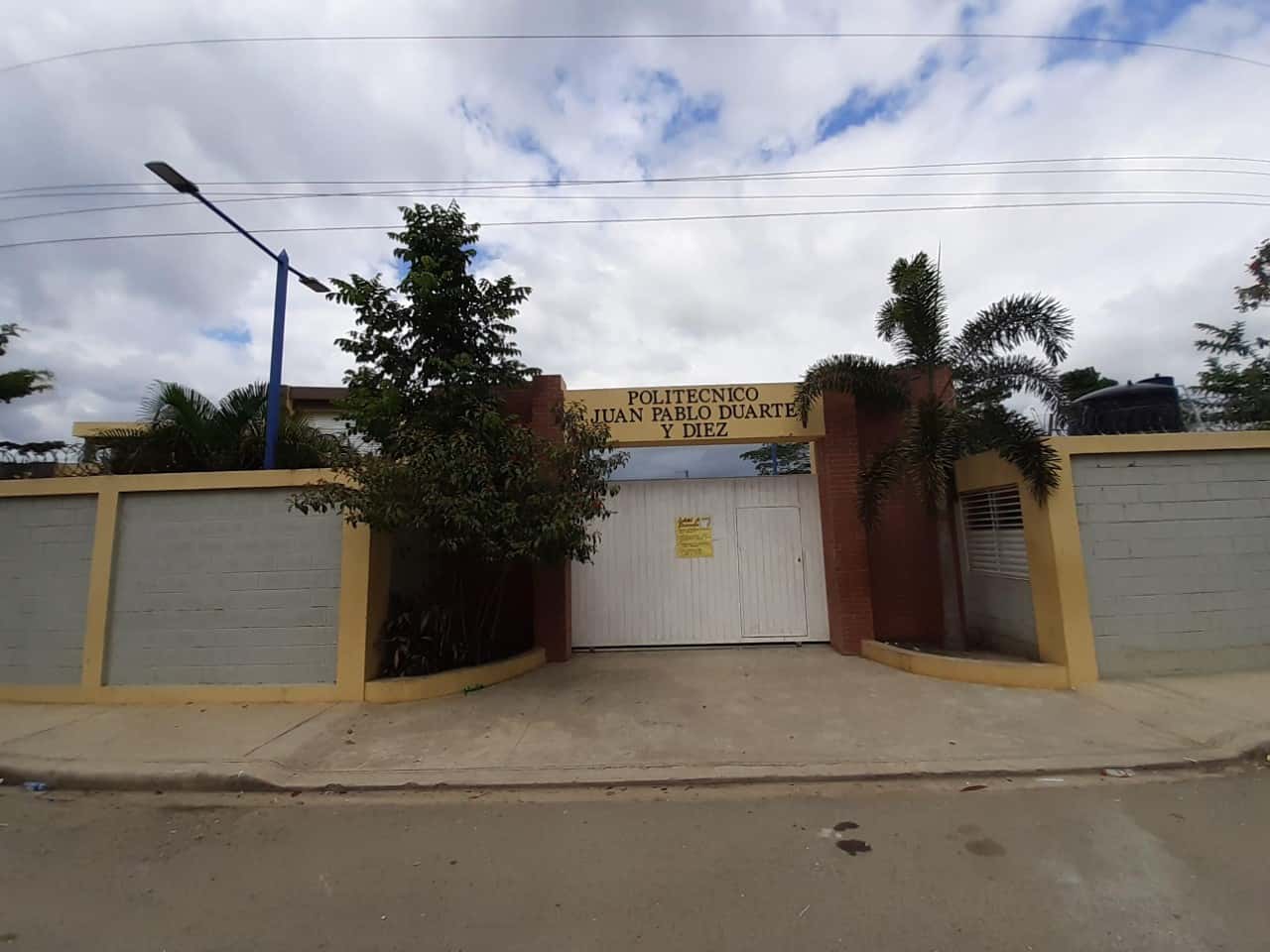 Parte frontal del liceo.