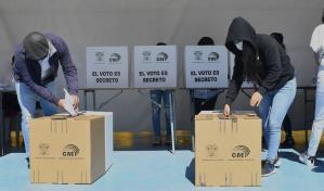 Cierran las mesas de votación en unos comicios sin incidentes en Ecuador