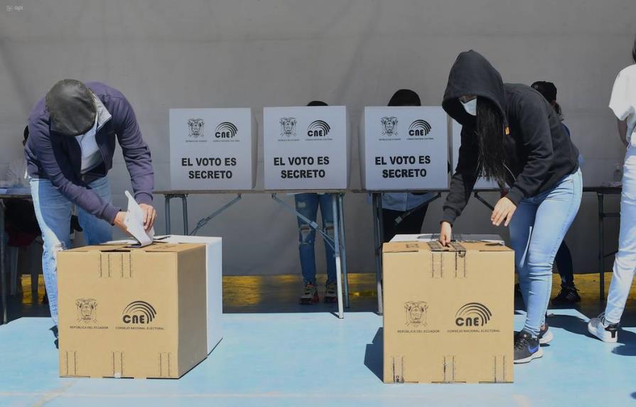 Cierran las mesas de votación en unos comicios sin incidentes en Ecuador