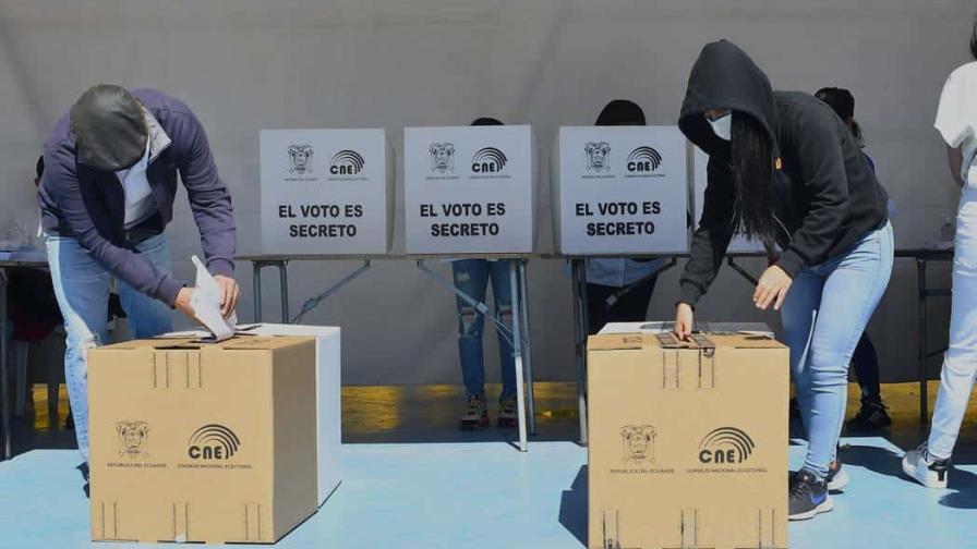 Cierran las mesas de votación en unos comicios sin incidentes en Ecuador