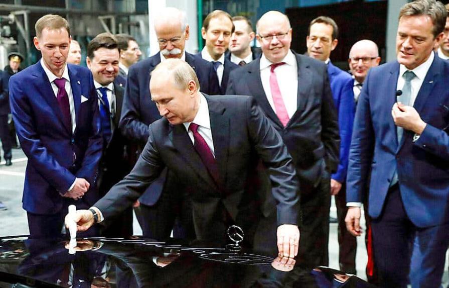 Putin autoriza venta de la división de banca de Mercedes-Benz a rusa Avtodom