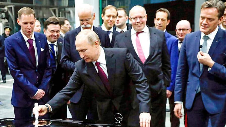 Putin autoriza venta de la división de banca de Mercedes-Benz a rusa Avtodom Putin autoriza venta de la división de banca de Mercedes-Benz a rusa Avtodom
