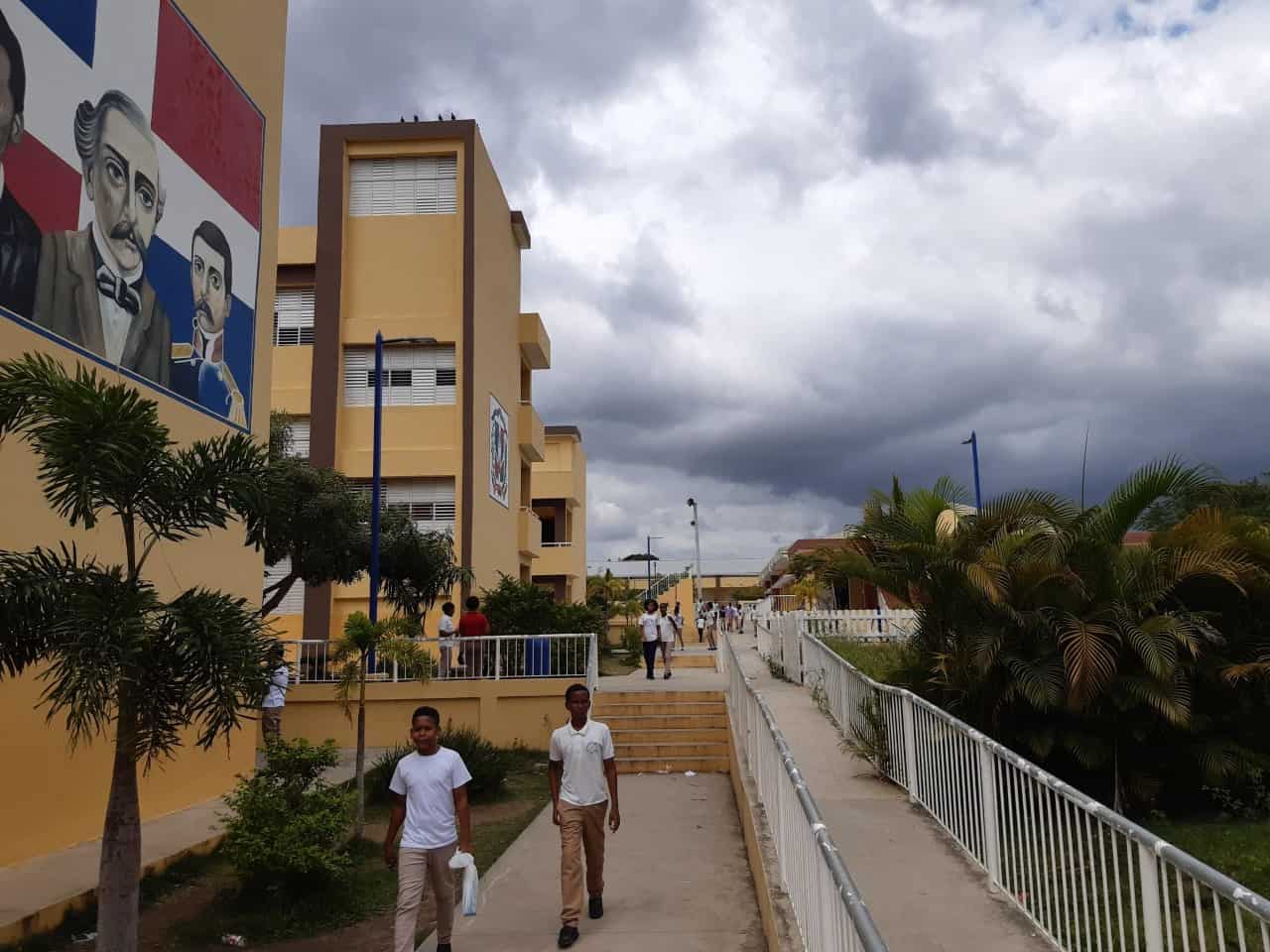 Los estudiantes tiene que limpiar las aulas.