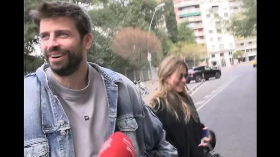 Clara Chía y Gerard Piqué caminan cariñosos por las calles de Barcelona en presencia de los paparazzi