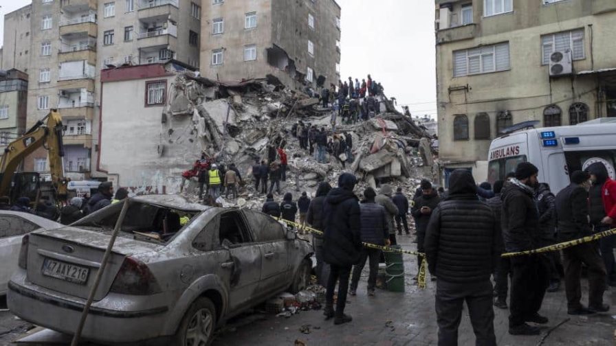 Más de 3,000 muertos en Turquía y Siria por los devastadores terremotos Más de 3,000 muertos en Turquía y Siria por los devastadores terremotos