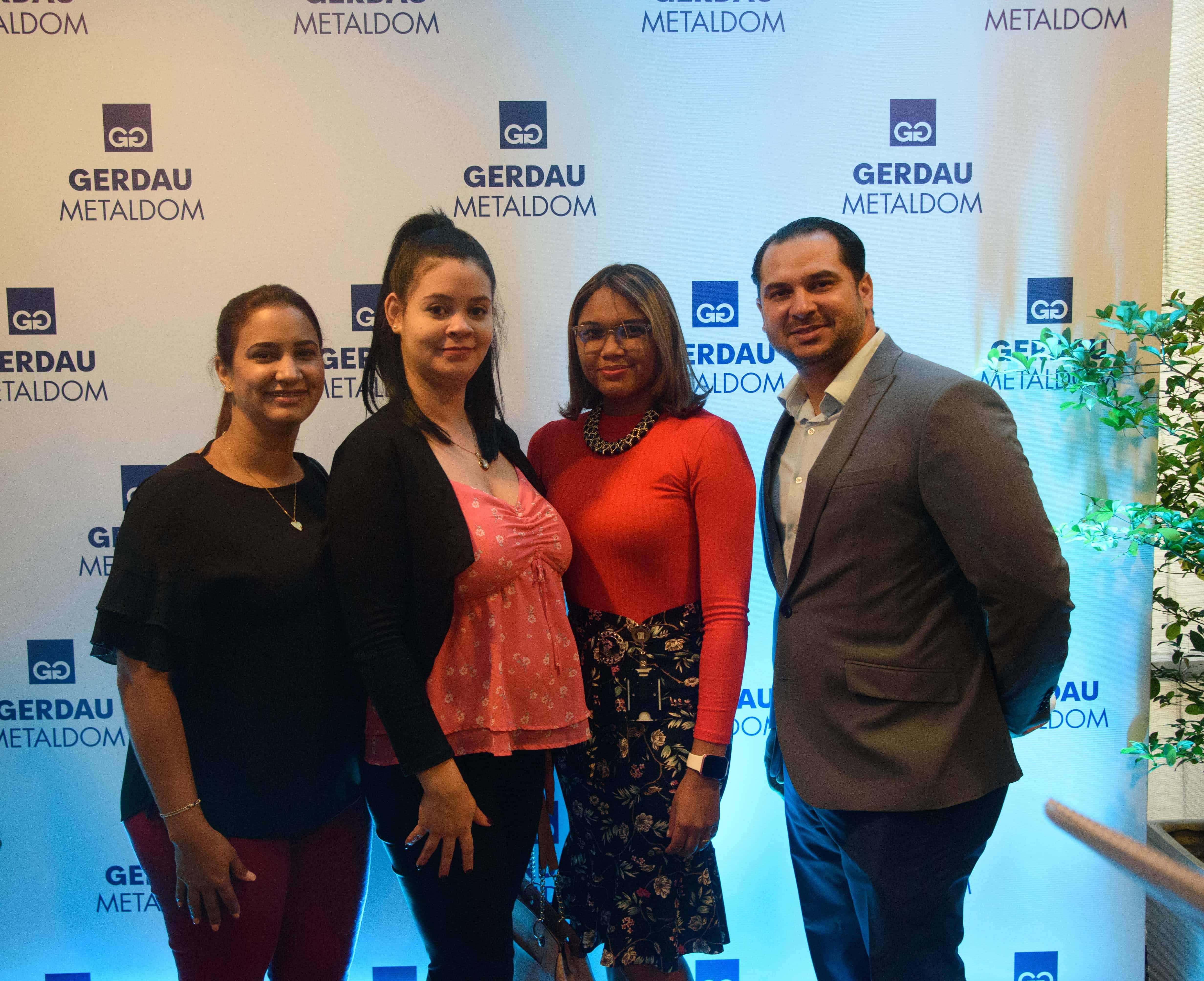 María Tejada, Eimy Rojas, Amber Vicente y Alfredo Rojas.