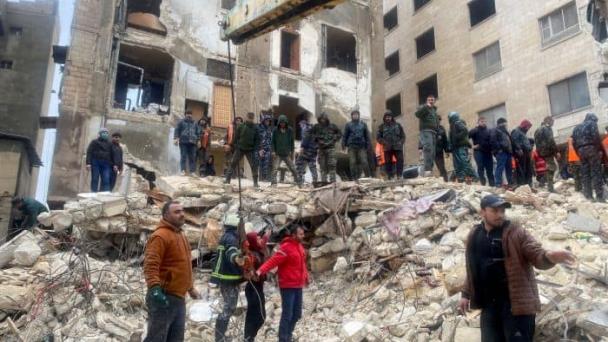 Más de 7,200 muertos por los terremotos, de ellos más de 5,400 en Turquía