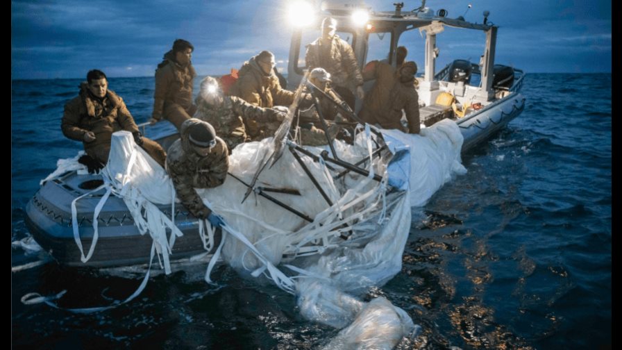 La Marina de EEUU publica fotos de la recuperación del globo espía chino