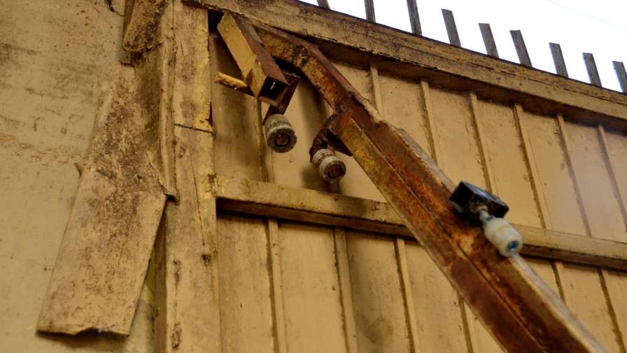 Dos estudiantes heridos tras caerle puerta de metal en escuela de Santiago