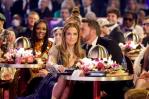 Captan a Jennifer López regañando a Ben Affleck por su cara de aburrimiento en los Grammy