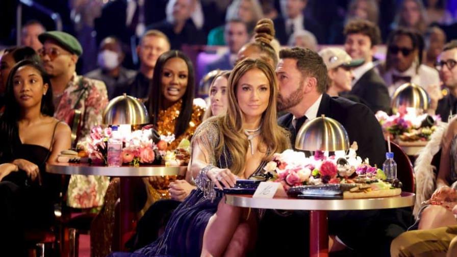 Captan a Jennifer López regañando a Ben Affleck por su cara de aburrimiento en los Grammy Captan a Jennifer López regañando a Ben Affleck por su cara de aburrimiento en los Grammy