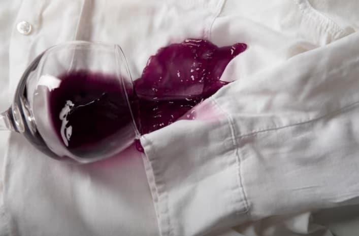 Cómo eliminar las manchas de vino de la ropa