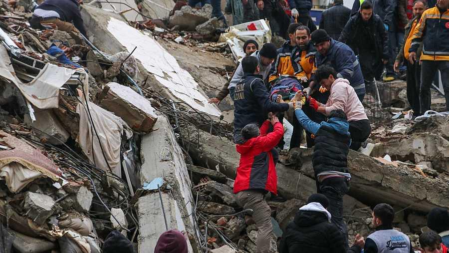 Al menos 5,000 muertos en Turquía y Siria tras los devastadores terremotos