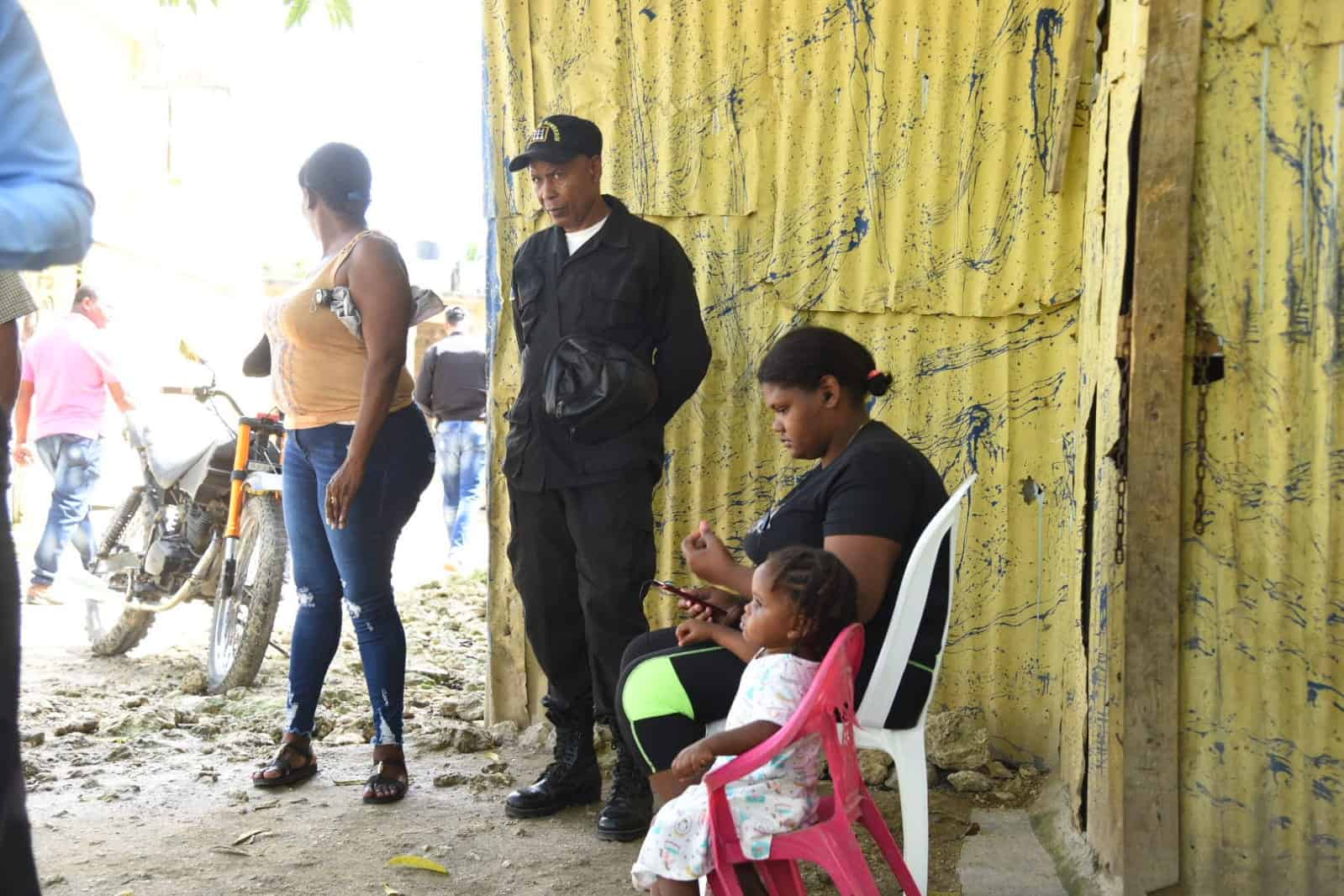 Familiares del niño desaparecido en Valiente, del municipio Santo Domingo Este.