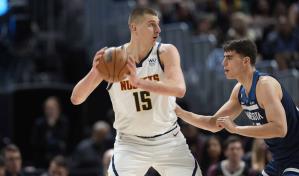 VIDEO | Jokic logra triple doble al descanso; Nuggets arrollan al Timberwolves