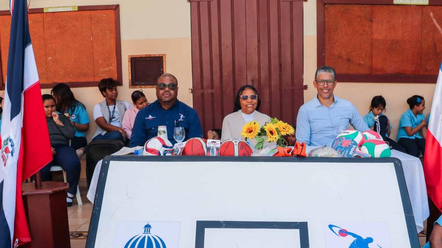 Inefi entrega utilería deportiva al colegio Santa Clara en la Ciudad Colonial