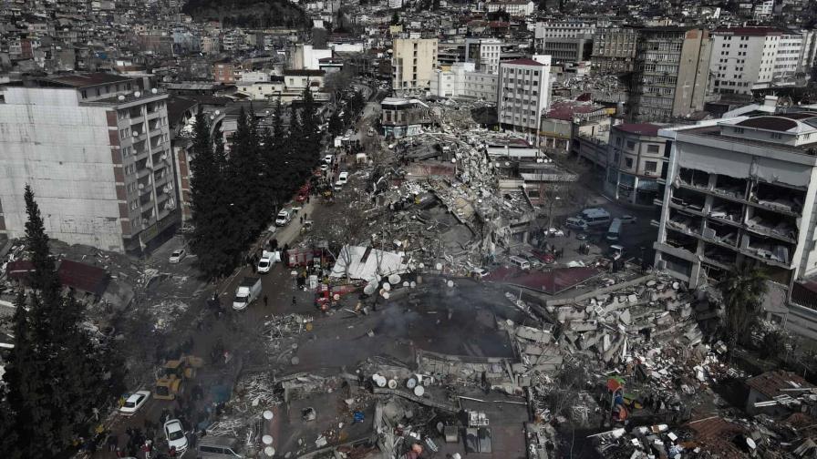 Las autoridades turcas y sirias elevan a 8,100 el balance de muertos por los terremotos