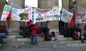 Cientos de manifestantes intentan irrumpir en el Congreso de Colombia