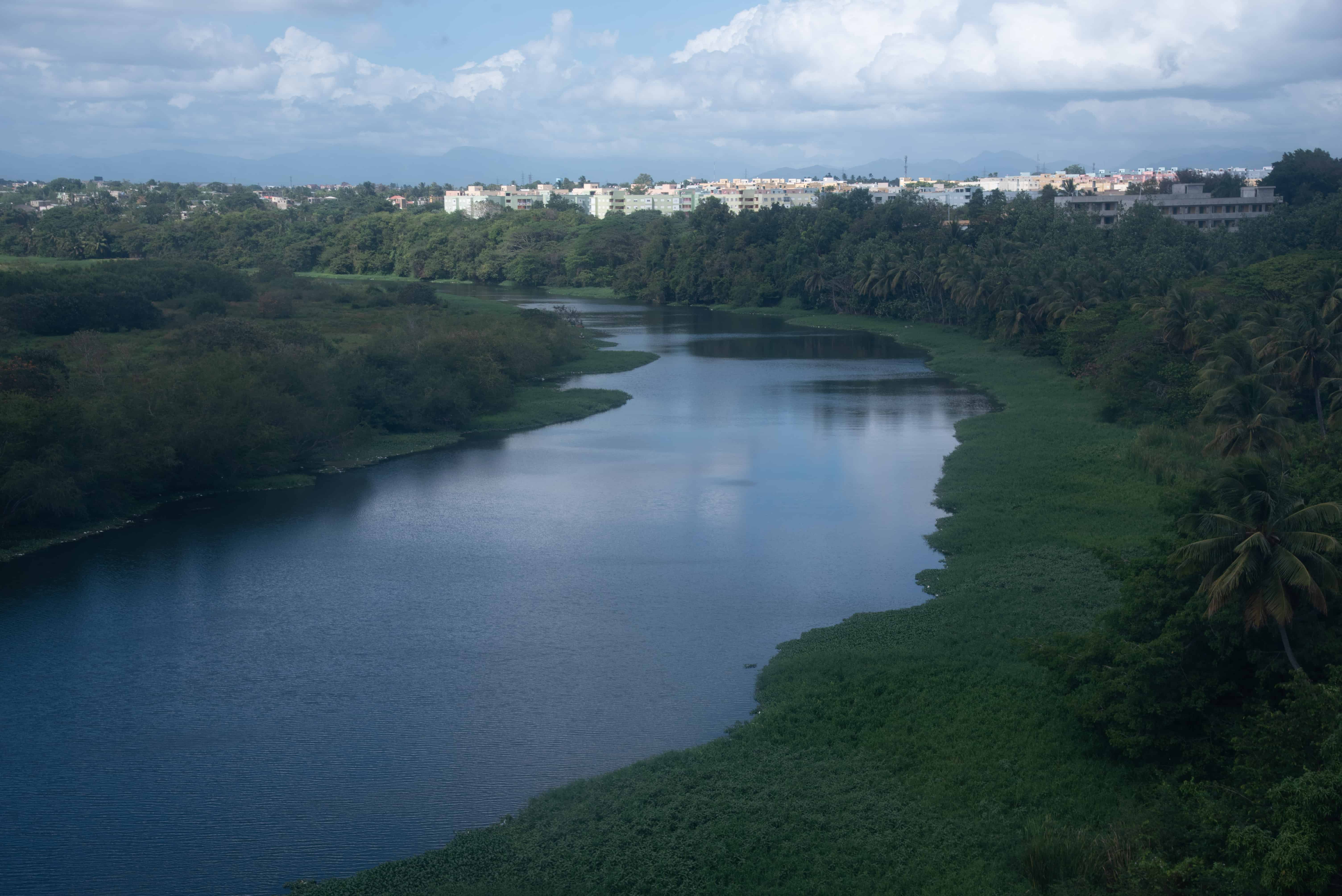 El río Ozama, entre Los Tres Brazos y Sabana Perdida, el agua no presenta la turbidez que se observa al hacer contacto con el Isabela. 