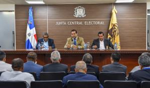 Capacitación de miembros de colegios electorales y entrega de padrón digital, actividades de la JCE en este mes