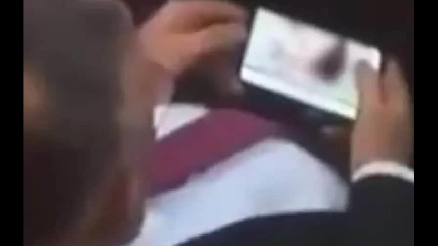 Un diputado serbio dimite tras ser sorprendido viendo porno en el Parlamento