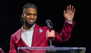 Hamlin recibe premio durante evento del Super Bowl