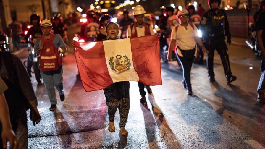 Manifestantes reanudan protesta contra gobierno de Perú