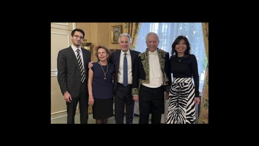 Vargas Llosa cenará con Macron, el rey emérito Juan Carlos y Javier Cercas