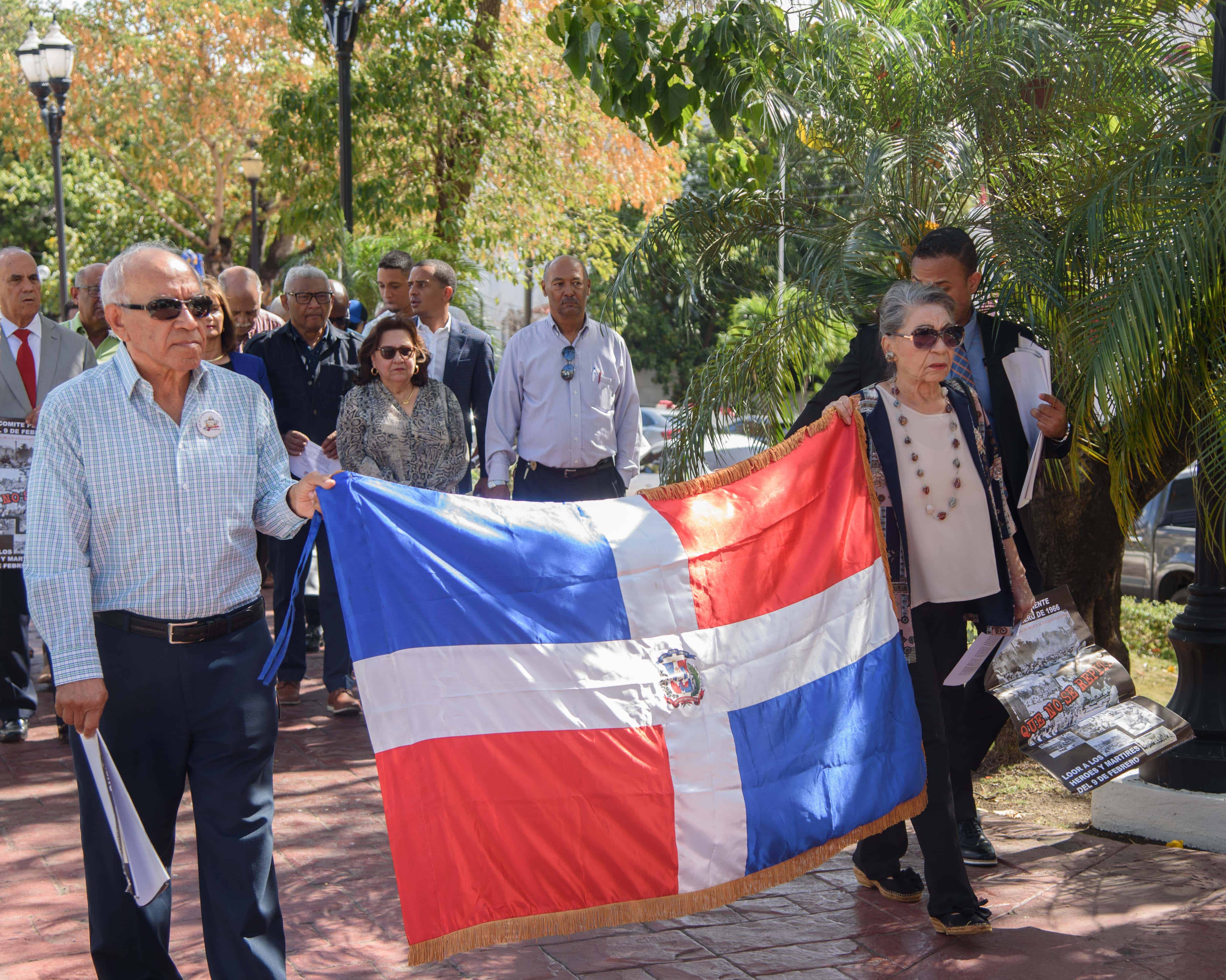 Personas que participaron para rendir homenaje a las víctimas del 9 de febrero de 1966.