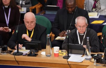 Iglesia de Inglaterra aprueba bendecir a las parejas homosexuales, pero no casarlas