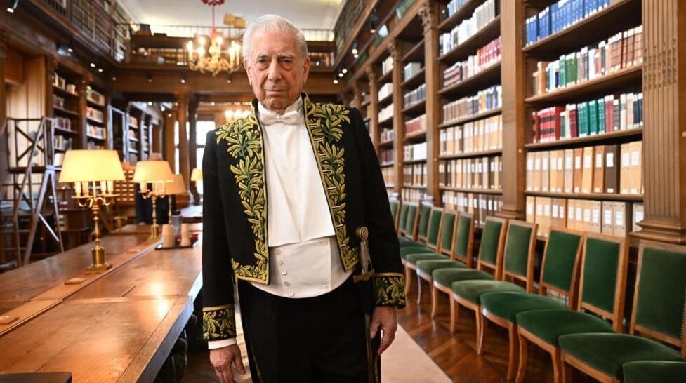 Vargas Llosa evoca a Flaubert y arremete contra Putin al entrar en la Academia Francesa