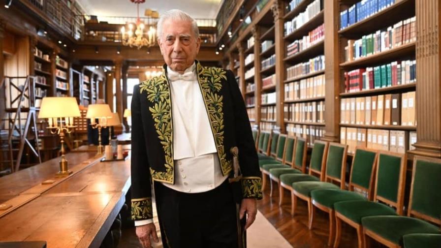 Vargas Llosa evoca a Flaubert y arremete contra Putin al entrar en la Academia Francesa