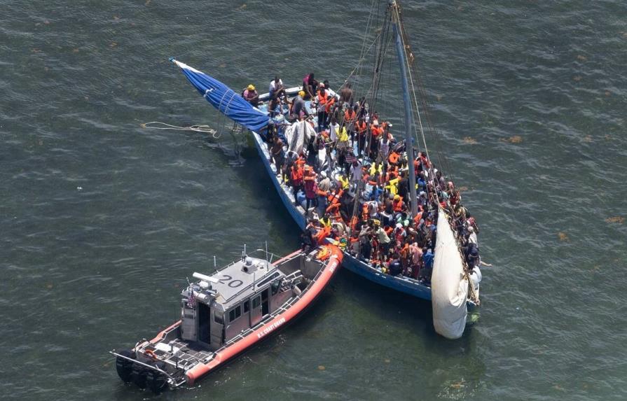 Un velero con un centenar de migrantes burla la vigilancia y llega a Florida