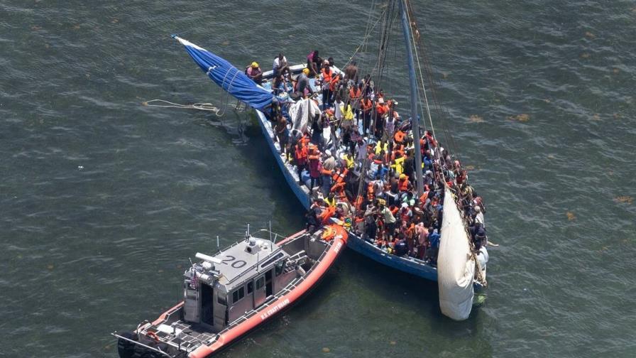 Un velero con un centenar de migrantes burla la vigilancia y llega a Florida