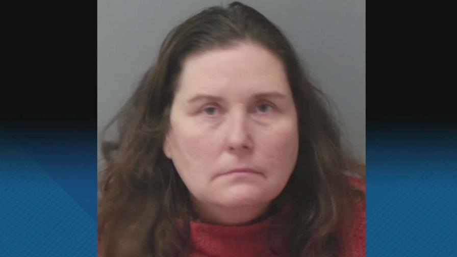 Acusan a mujer grabada acosando con un martillo a familia latina en Misuri