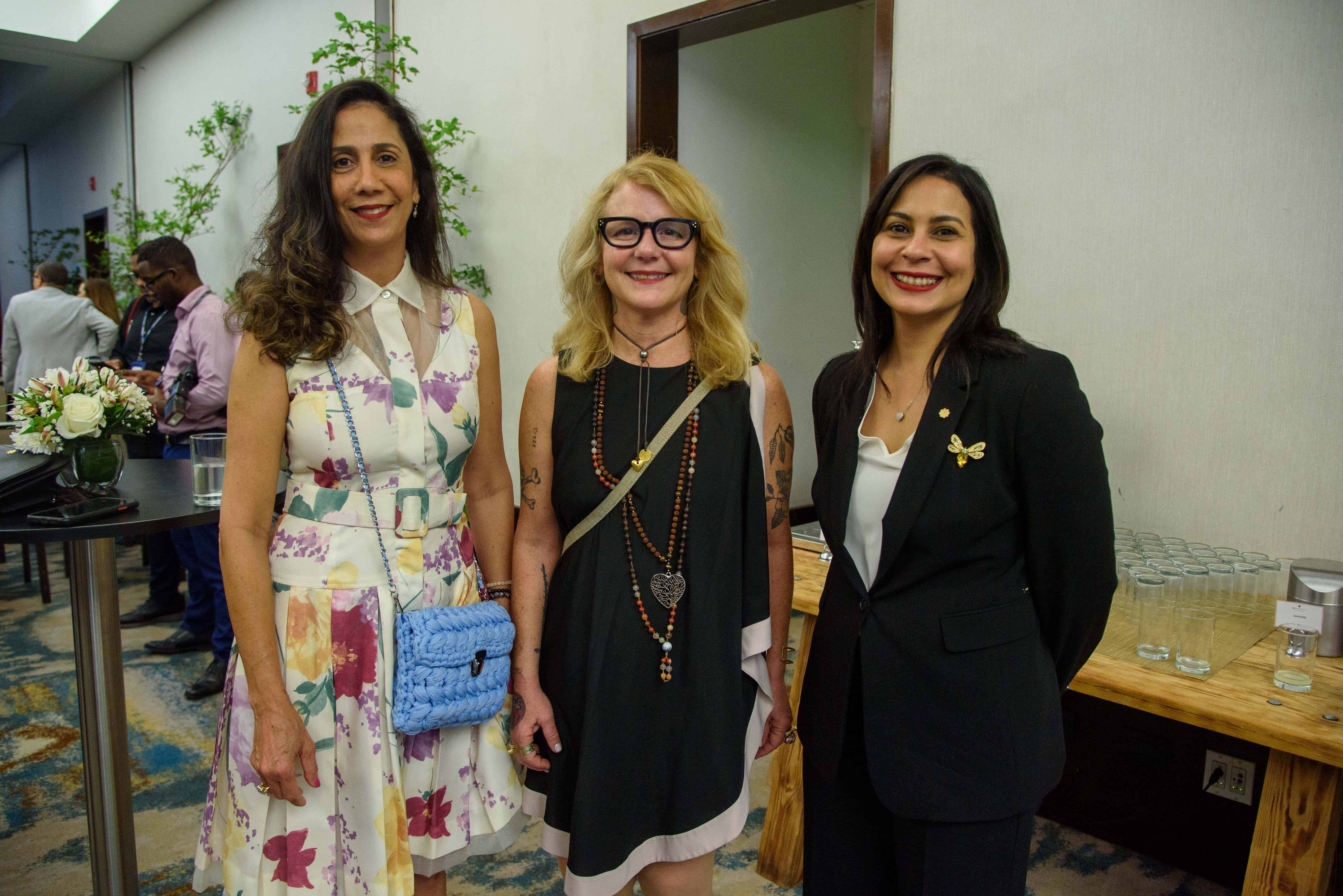 Sandra Alvarado, Xiomara Menéndez Dajer y Christy Luciano. 