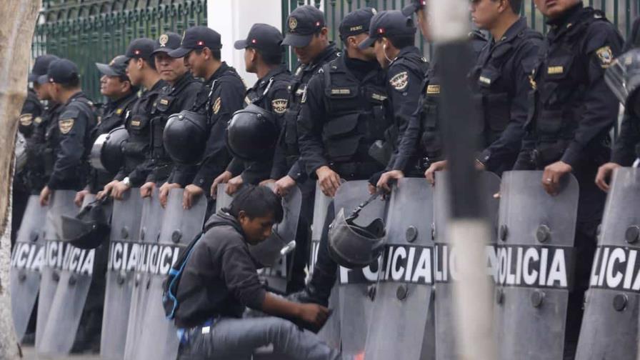 Policía peruana despliega 10,000 agentes en Lima ante nueva marcha
