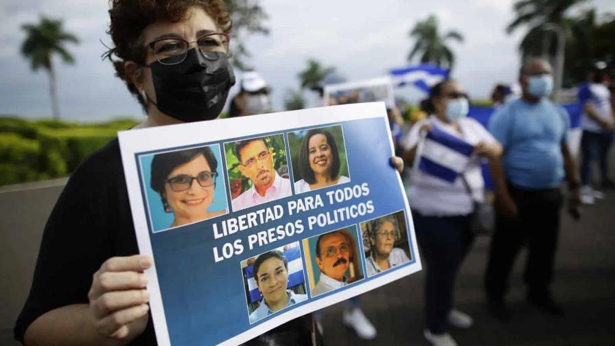 Familiares de presos nicaragüenses expulsados esperan su llegada a Washington