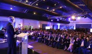 Abinader cita innovaciones del sector público que buscan igualarlo con el privado