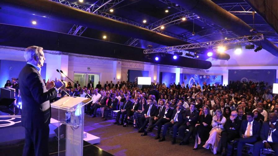 Abinader cita innovaciones del sector público que buscan igualarlo con el privado Abinader cita innovaciones del sector público que buscan igualarlo con el privado