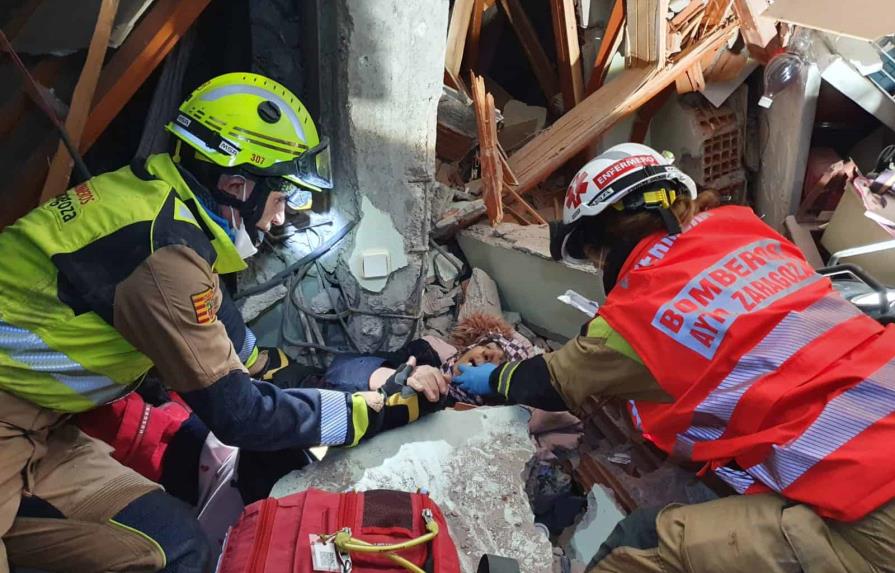 Rescatan un padre y su hija de cinco años tras 90 horas bajo los escombros de un edificio en Turquía