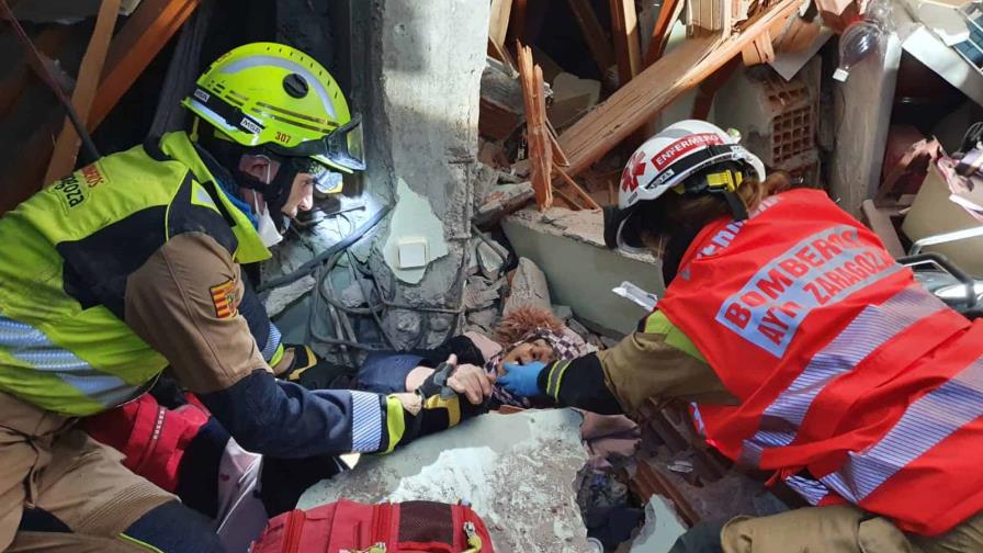 Rescatan un padre y su hija de cinco años tras 90 horas bajo los escombros de un edificio en Turquía