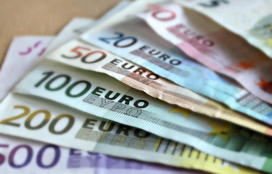 El euro cae por debajo de 1.07 dólares tras datos de EEUU