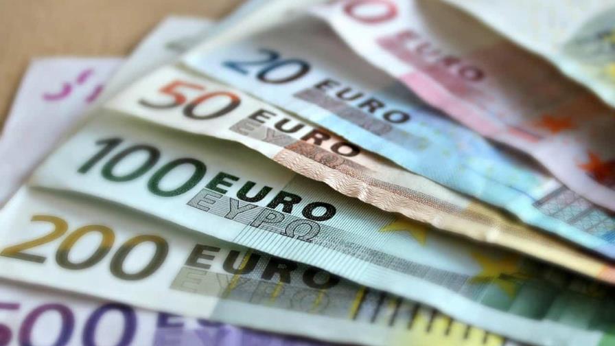 El euro cae por debajo de 1.07 dólares tras datos de EEUU