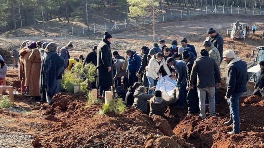 Terremotos en Turquía: un desfile constante de víctimas en el cementerio de Kahramanmaras Terremotos en Turquía: un desfile constante de víctimas en el cementerio de Kahramanmaras