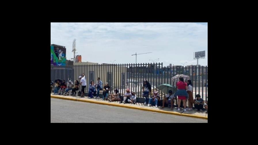 Peruanos hacen filas para ver el estreno de la gira de Romeo Santos esta noche en Lima Peruanos hacen filas para ver el estreno de la gira de Romeo Santos esta noche en Lima