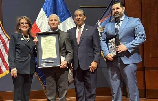 Dominicanos entregan reconocimiento oficial del Congreso EE.UU. al doctor Anthony Fauci