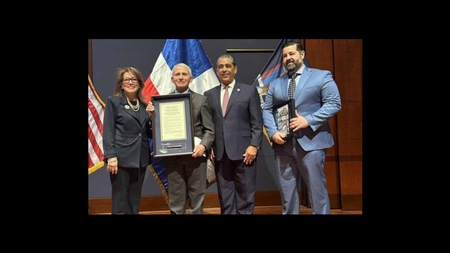 Dominicanos entregan reconocimiento oficial del Congreso EE.UU. al doctor Anthony Fauci